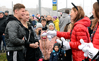 Myszka Miki świętowała swoje urodziny. Mieszkańcy Olsztyna tłumnie przybyli na osiedle Bajkowe